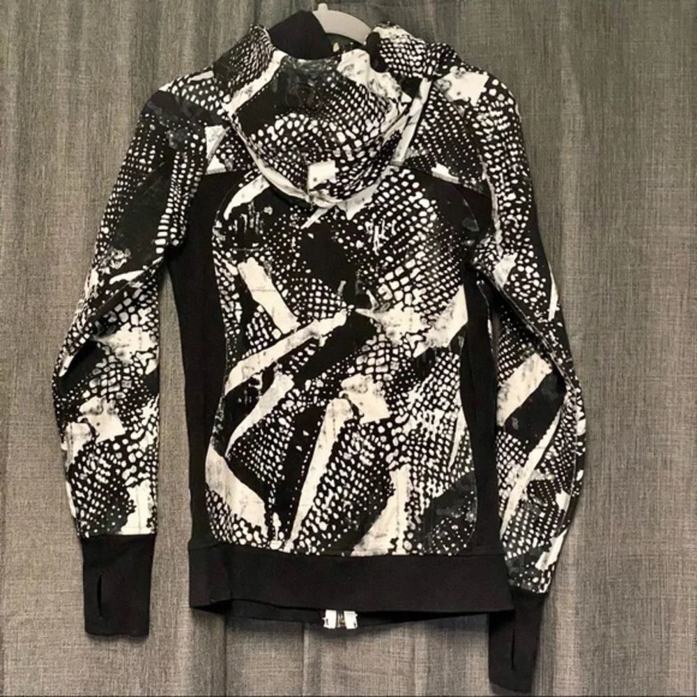NWOT Lululemon graphic high‎ neck hoodie jacket.